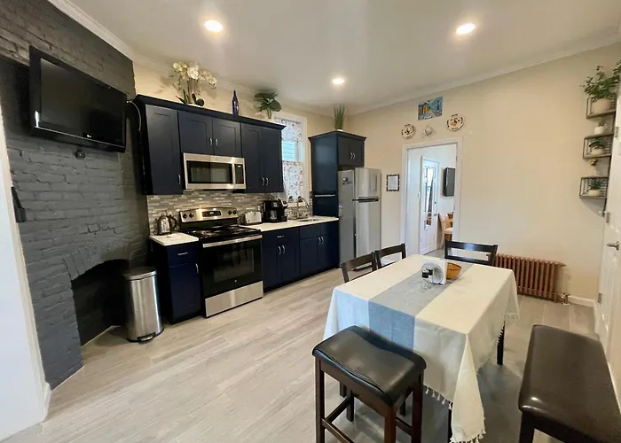 New York City Private Bedroom Near Free Ferry Boat!